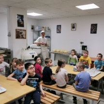2022.04.09. - Magvető Általános Iskola és Óvoda iskolásainak látogatása a pék tanműhelyünkbe_08