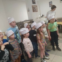 2022.03.26. - A Szlovák Óvoda óvodásainak látogatása a pék tanműhelyünkbe_44