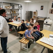 2022.04.09. - Magvető Általános Iskola és Óvoda iskolásainak látogatása a pék tanműhelyünkbe_04
