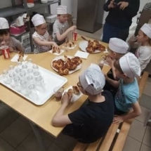2022.04.09. - Magvető Általános Iskola és Óvoda iskolásainak látogatása a pék tanműhelyünkbe_43
