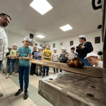 2022.04.09. - Magvető Általános Iskola és Óvoda iskolásainak látogatása a pék tanműhelyünkbe_52