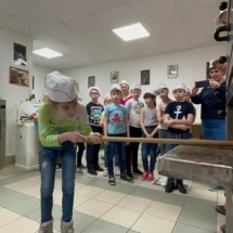 2022.04.09. - Magvető Általános Iskola és Óvoda iskolásainak látogatása a pék tanműhelyünkbe_60