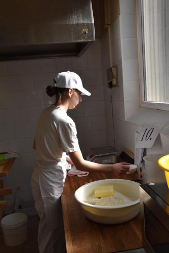 2024.03.12. - Pék - cukrász Szakma Kiváló Tanulója Verseny - Péktermékek elkészítése_09